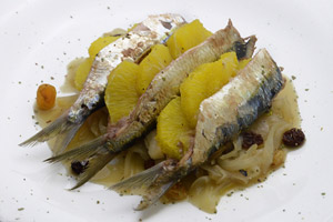 Sardine in agrodolce con cipolle, arance ed uvetta