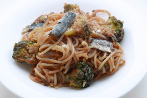 Spaghetti con broccoli, aglio e sardine