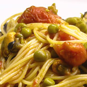 Spaghetti con cozze e piselli