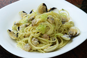 Spaghetti con le vongole e porri