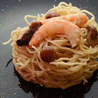 Spaghetti in crema di zola con gamberi e funghi