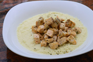 Spezzatino di salmone alle erbe su crema di cavolfiore