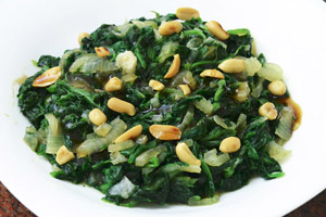 Spinaci in salsa teriyaki con arachidi tostate