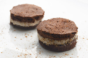 Spugnette al cacao farcite con crema alla banana e sesamo