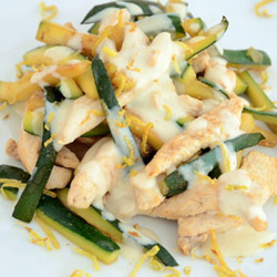 Straccetti di pollo e zucchine con salsa alle mandorle e limone