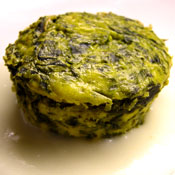 Tortini di ricotta e spinaci su salsa aromatica