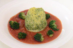 Tortino di broccoli su salsa di pomodoro e capperi