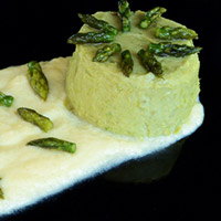 Tortino dolce agli asparagi su crema inglese