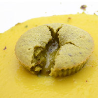 Tortino fondente al pistacchio con salsa al mango