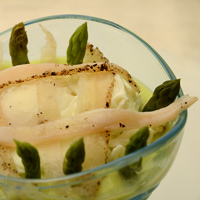 Uovo incamiciato nel lardo su crema di asparagi