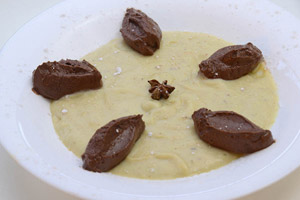 Vellutata di banane all'anice stellato con crema di ricotta al cacao