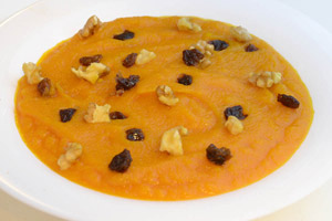 Vellutata di carote e zucca con uvetta e noci