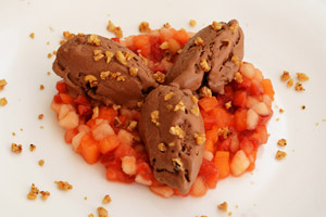 Yogurt frozen al cacao con frutta fresca e nocciole caramellate