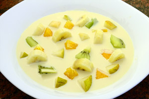 Zuppa di cioccolato bianco con frutta invernale