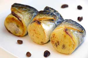 Involtini di sgombro ripieni di patate e uvetta