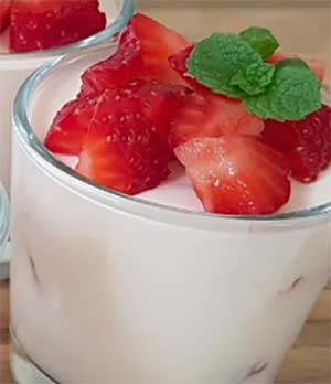 Mousse di yogurt greco e fragole