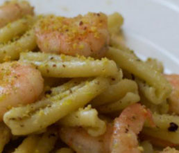 Pasta con pesto di pistacchi e gamberi