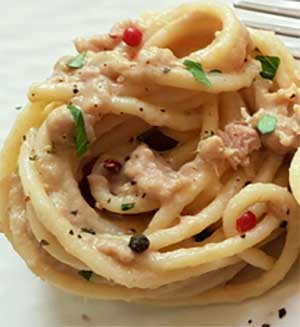 Pasta con tonno e acciughe in bianco