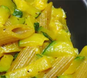 Mezze penne con orata, zafferano e zucchine