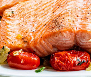 Salmone in padella con pomodorini