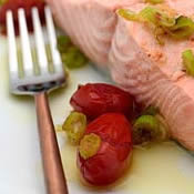 Salmone con pomodorini, olive e capperi