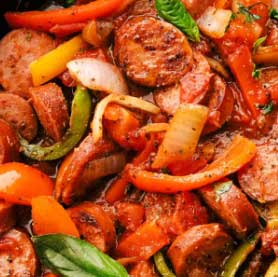 Salsiccia con cipolla e peperoni in padella