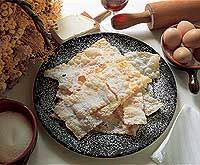 Sfrappole, frappe, chiacchiere, galani, bugie, cenci, fritole