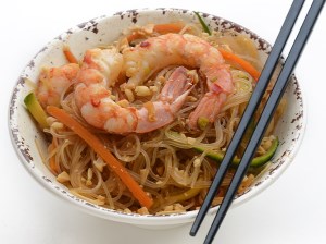 Spaghetti di soia con gamberi e verdure