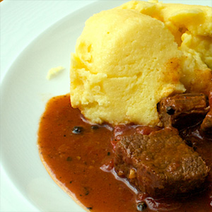 Spezzatino con funghi porcini secchi e polenta