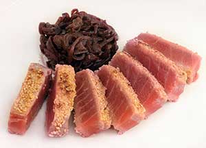 Tataki di tonno in crosta di sesamo e cipolle rosse caramellate