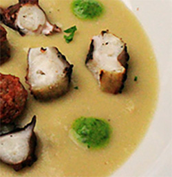Vellutata di ceci con polpo, pomodorini e pesto