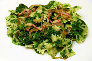 Farfalle alla crema di cime di rapa, pancetta e cipolla