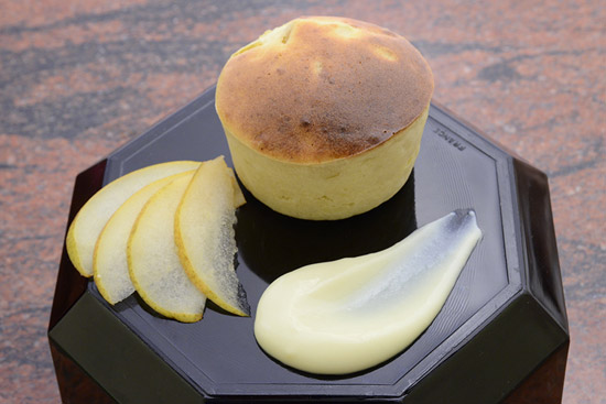 Tortino alle pere, formaggio di capra e salsa al cioccolato bianco e limone