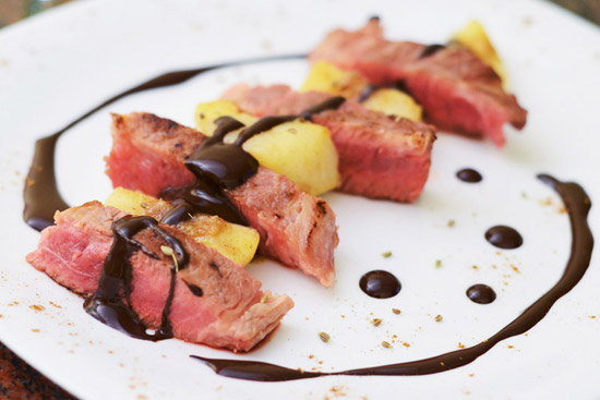 Maiale iberico in salsa di cioccolato al balsamico e pere speziate