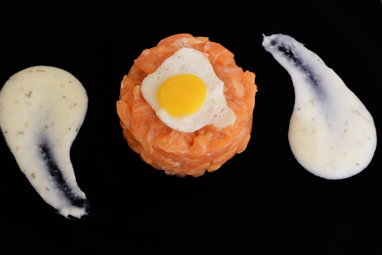 Tartare di salmone, crema all'aglio e rosmarino, uovo di quaglia