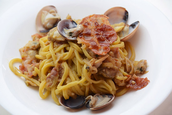 Spaghetti alla chitarra con vongole e pancetta alla crema di cannellini