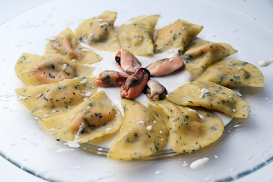 Ravioli alla menta ripieni di cozze su salsa di Zola