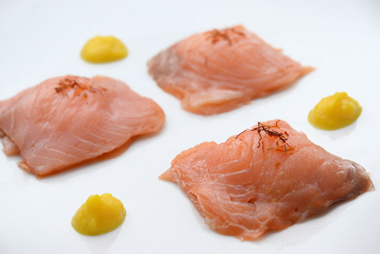 Ravioli di salmone ripieni di patate allo zafferano